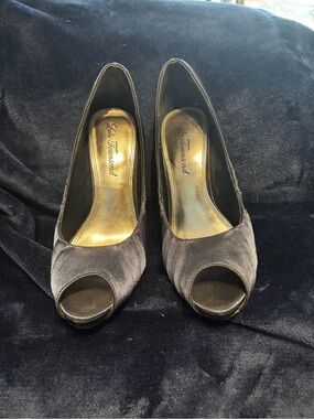 Lulu Townsend Women's Navy Blue Peep-Toe Pumps